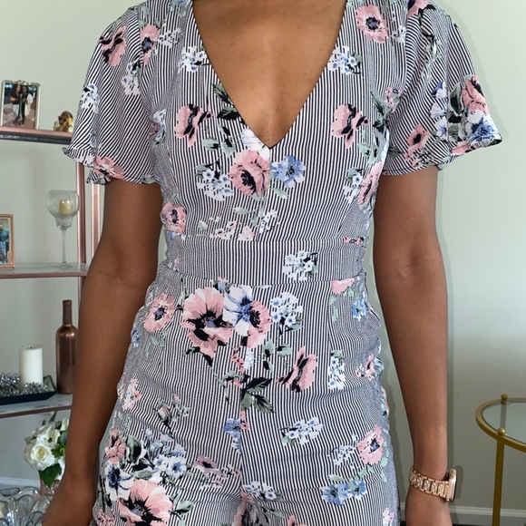 Pinstripe Romper Short with Floral Print Size 3 - Picture 1 of 5